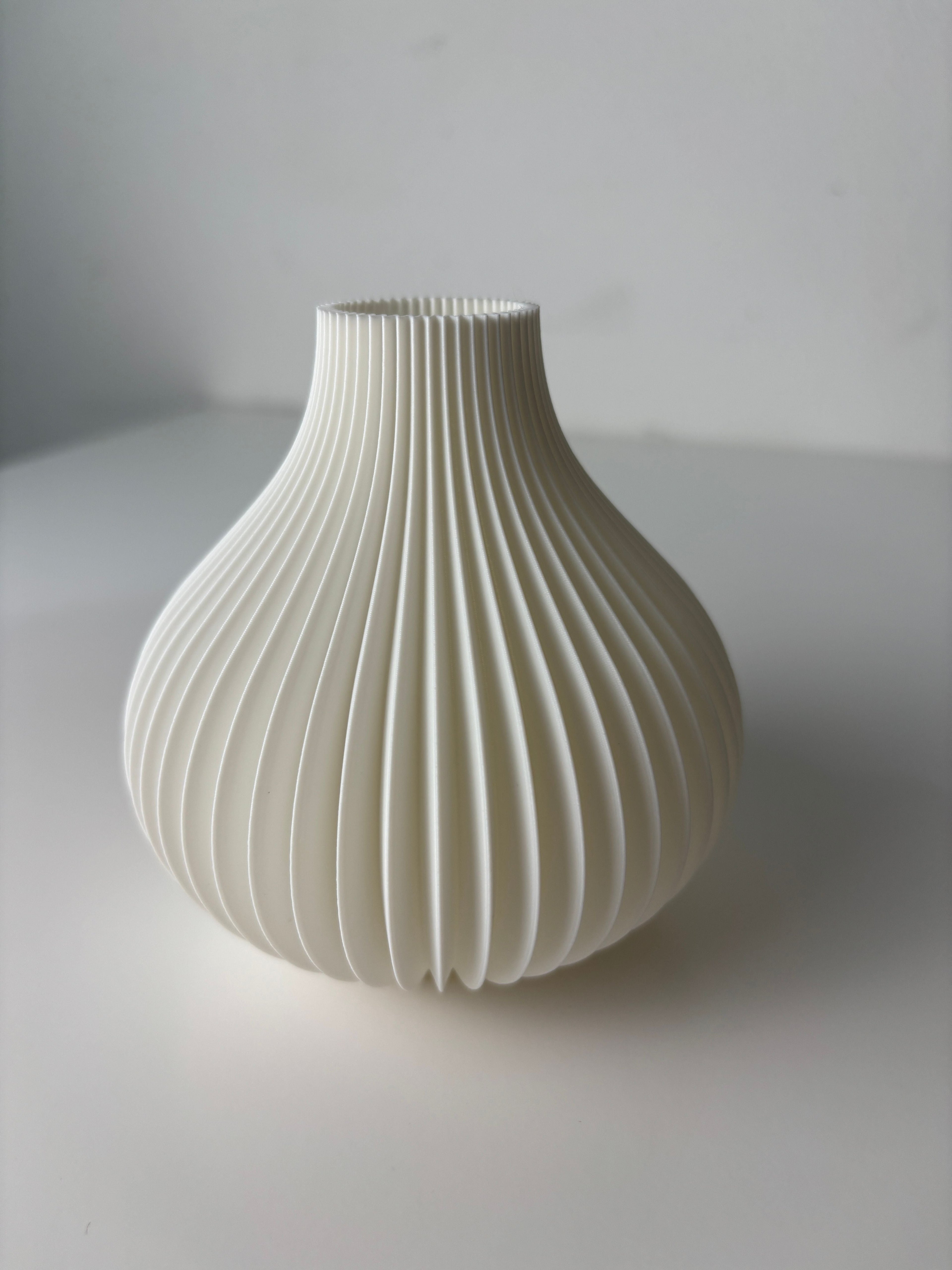 Modern Wave Flower Holder, Contemporary Shelf Accent, Ondula
