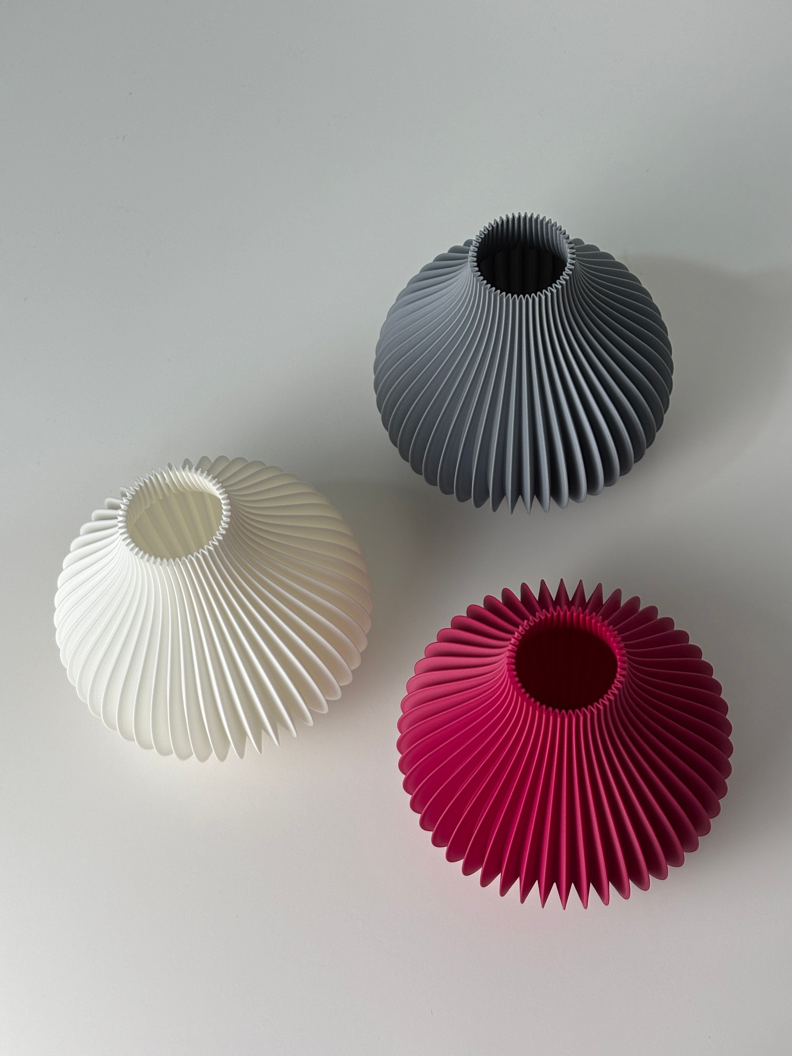 Modern Wave Flower Holder, Contemporary Shelf Accent, Ondula